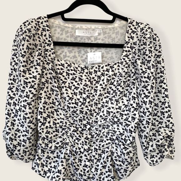 NWT ASTR The Label Button Front Ruched Floral Top White/Black Size XS - Picture 12 of 16